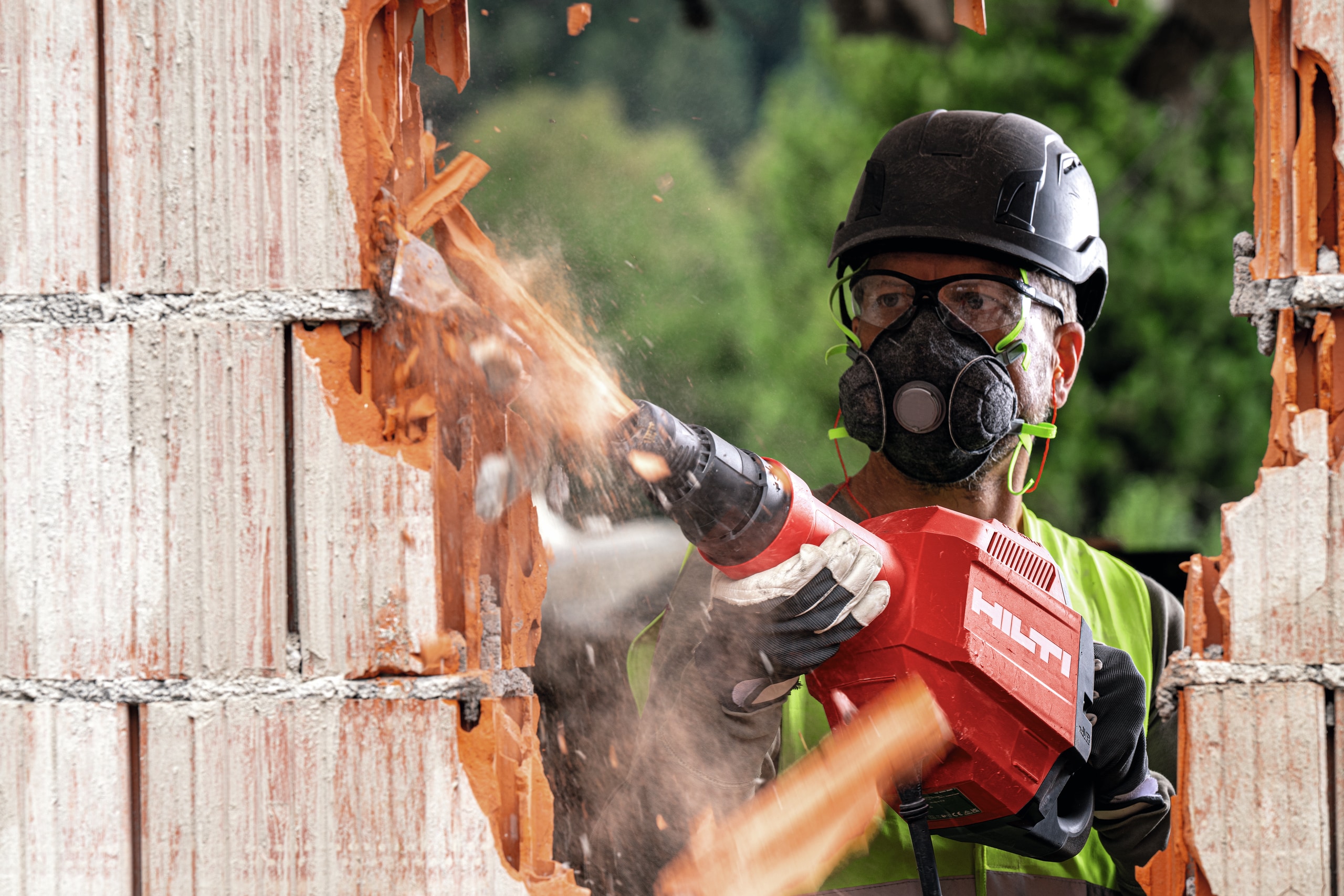 Worker breaking through wall with TE 600-AVR