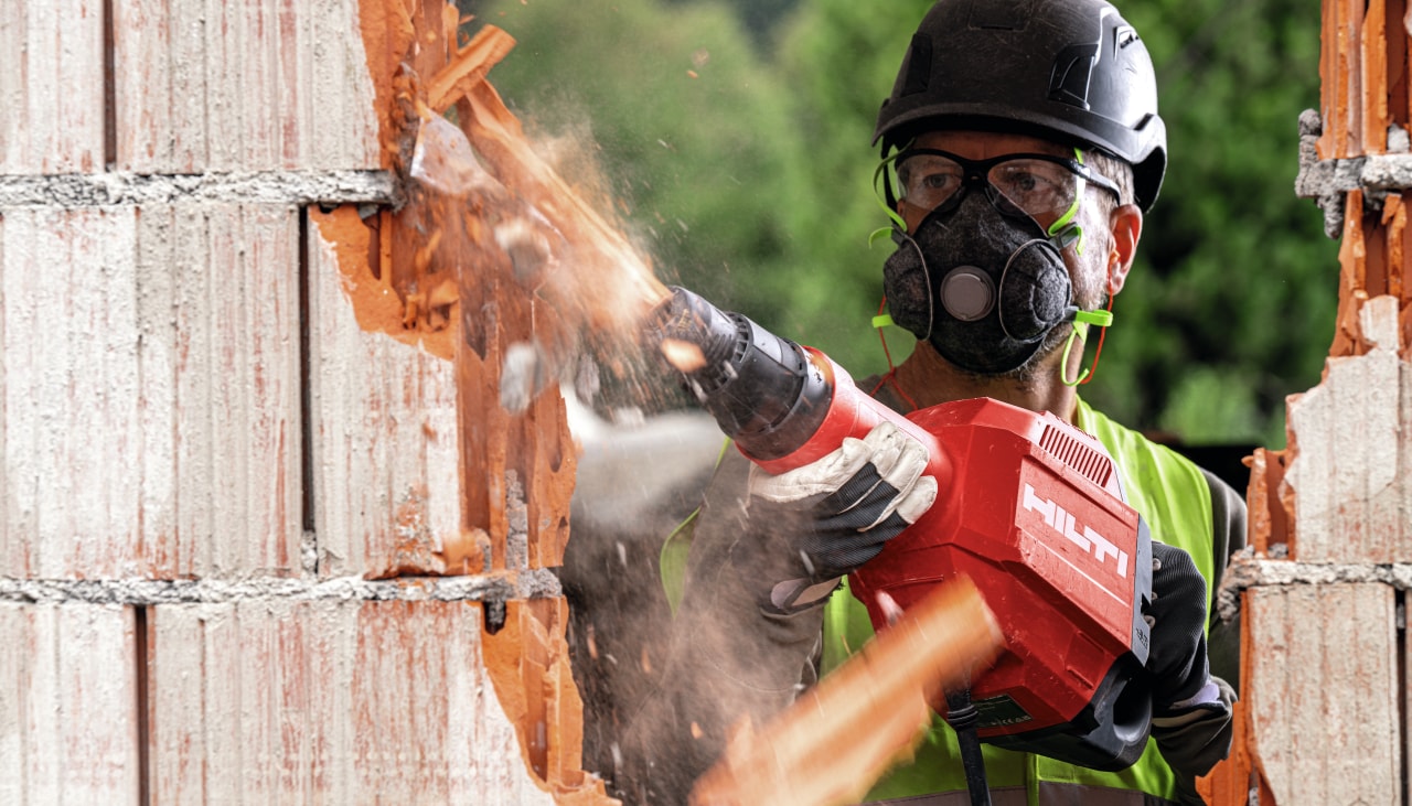 Worker breaking through wall with TE 600-AVR