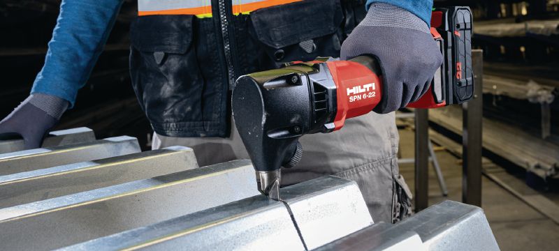 SPN 6-22 RN Cordless nibbler High-capacity cordless nibbler for cutting metal profiles with more speed and minimal distortion (Nuron battery platform) Applications 1