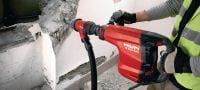TE 800-AVR Concrete demolition hammer Very powerful TE-S demolition hammer for heavy-duty chiselling in concrete, with Active Vibration Reduction (AVR) Applications 2